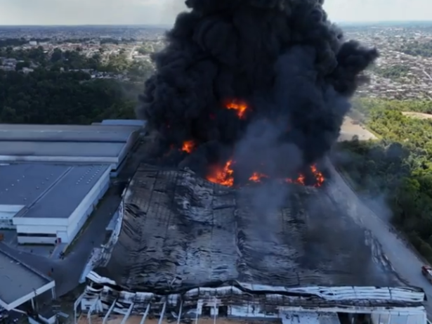 Bombeiros de Manaus controlam incêndio que dura mais 24 horas em fábrica de veículos