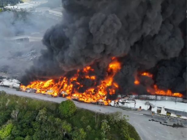 Incêndio atinge fábrica em Manaus; bombeiros trabalham há 18 horas para conter chamas