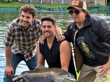 João Augusto Liberato estreia novo quadro na Record com Chitãozinho e filho