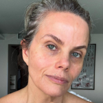 Jornalista Maria Cândida, aos 54 anos, reflete sobre aparência: “A vida real tem rugas”