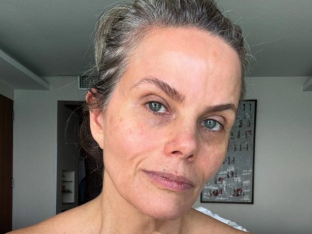 Jornalista Maria Cândida, aos 54 anos, reflete sobre aparência: “A vida real tem rugas”