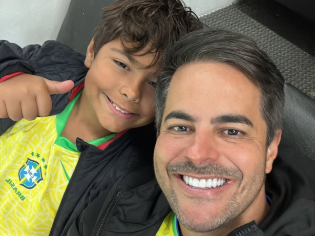 Kaká Diniz se pronuncia após postar foto do filho no hospital: “Medicar e fazer exames”