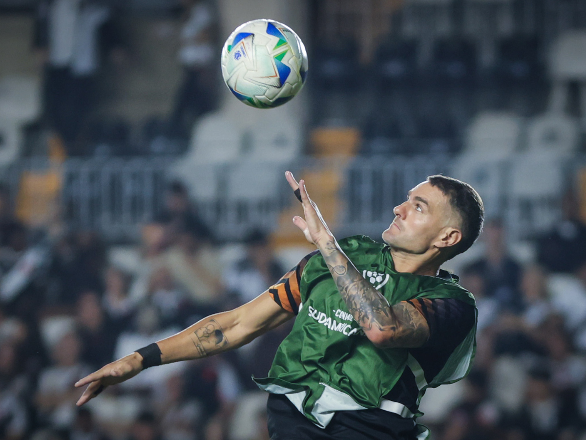 De cabeça, Vegetti empatou a partida para o Vasco.. Matheus Lima/Vasco