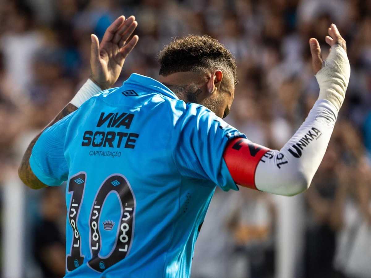 Além do manguito, Neymar também utiliza uma bandagem na mão em algumas partidas. Reprodução/@neymarjr
