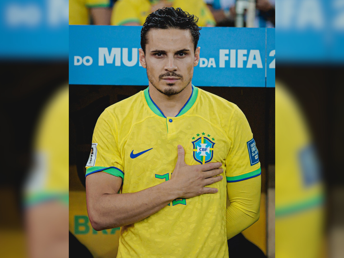 Raphael Veiga utiliza o acessório em jogos com o Palmeiras e também na Seleção Brasileira. Reprodução/@raphaelveigaa
