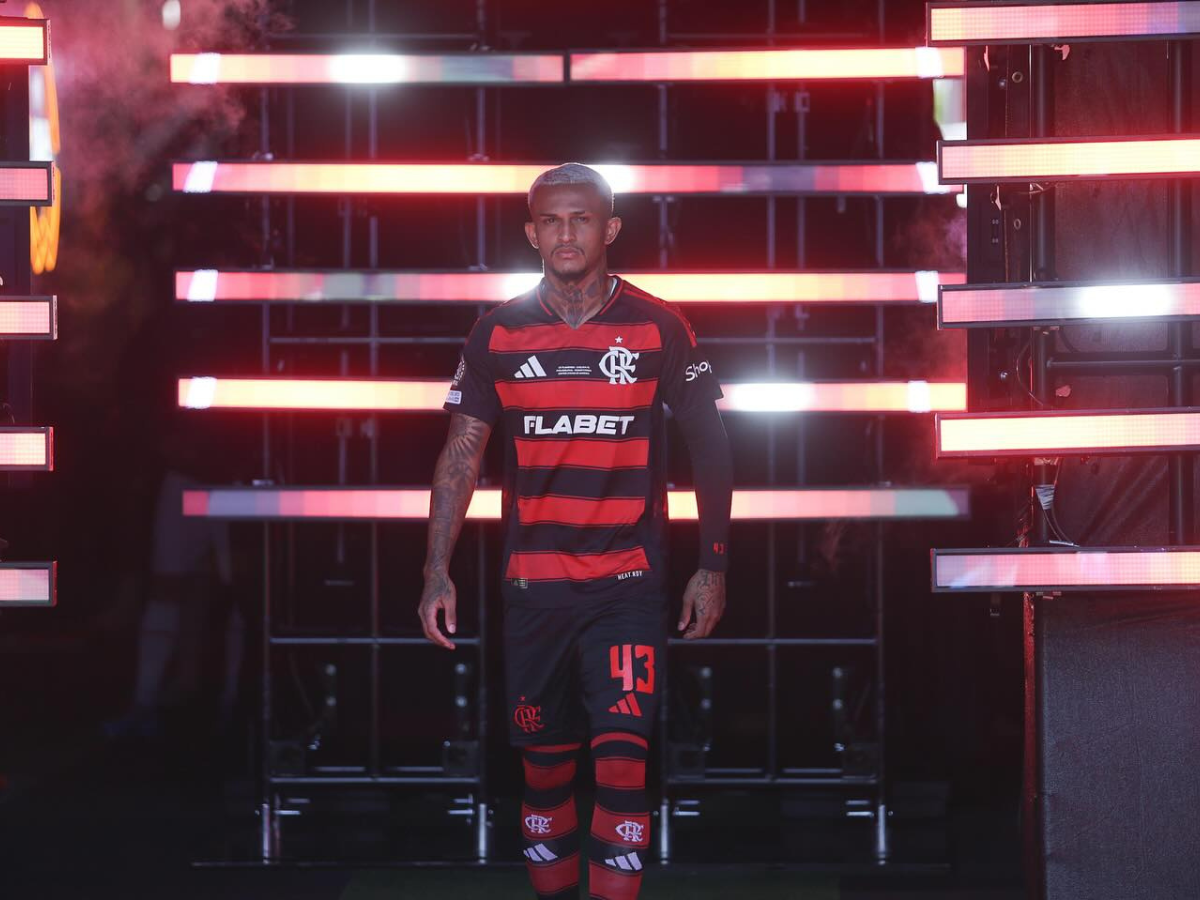 Wesley com a manga longa em partida do Mundial de Clubes. Reprodução/wesleyfranca03_
