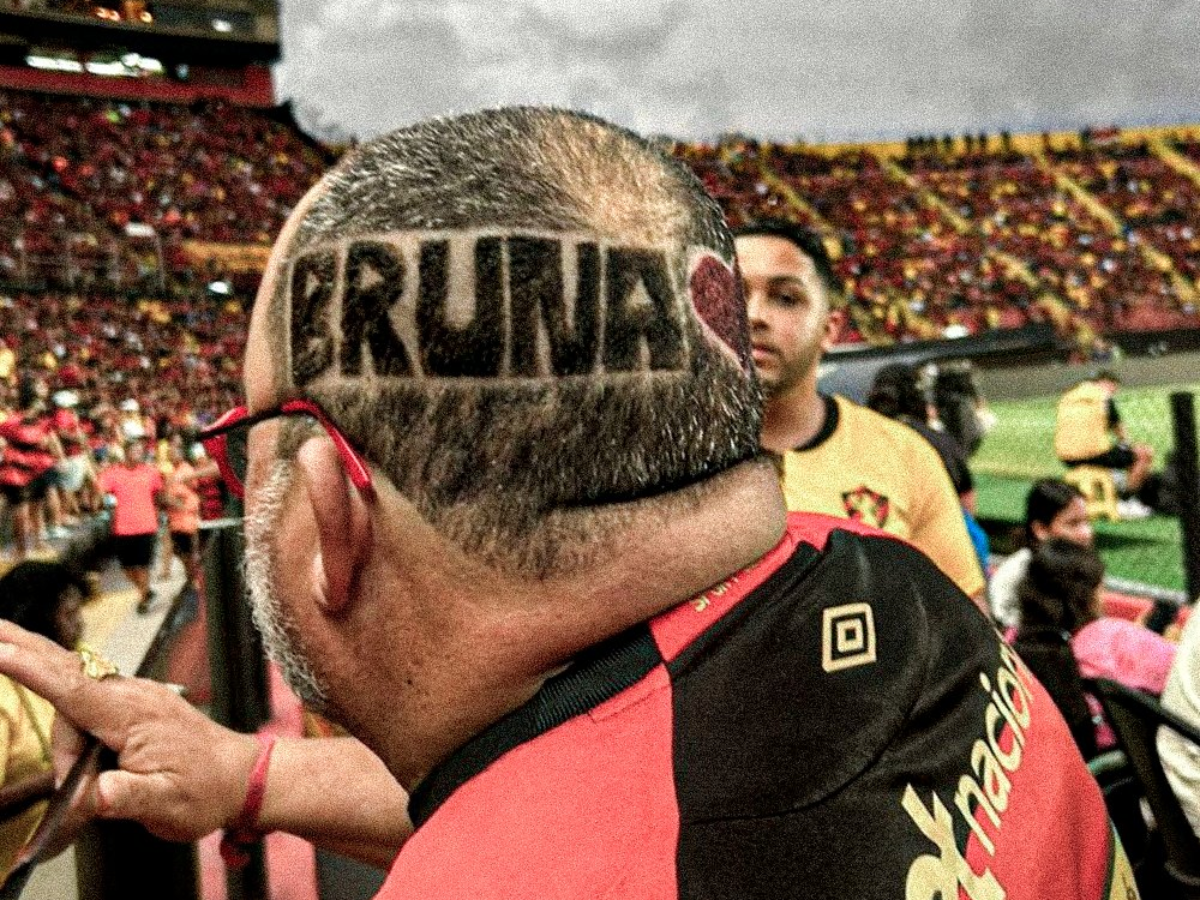 Torcedor do Sport exibiu corte de cabelo com o nome de Bruna.  Reprodução/@DoentesPFutebol
