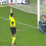 Léo Jardim, goleiro do Vasco, é expulso por cera e Vegetti protesta: “Um roubo”