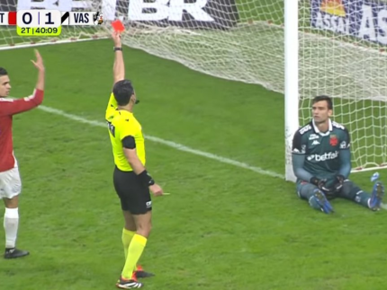 Léo Jardim, goleiro do Vasco, é expulso por cera e Vegetti protesta: “Um roubo”