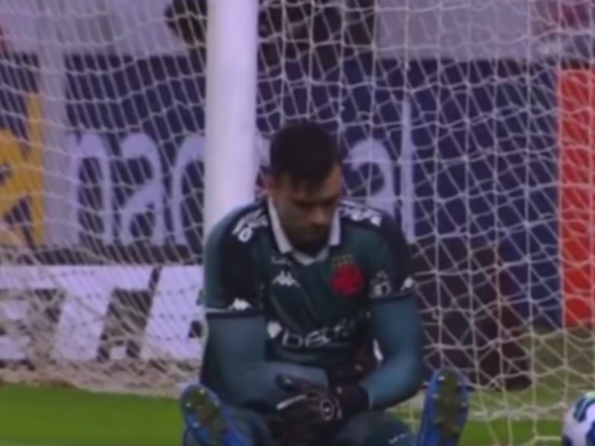 O goleiro foi advertido pelo árbitro, mas seguiu no chão. Reprodução/Premiere