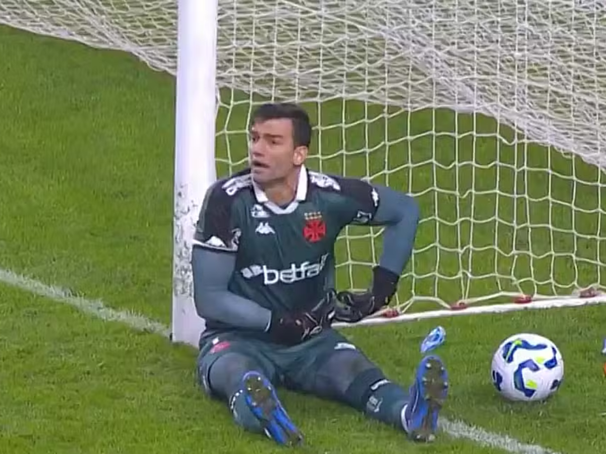 O goleiro foi advertido pelo árbitro, mas seguiu no chão. Reprodução/Premiere