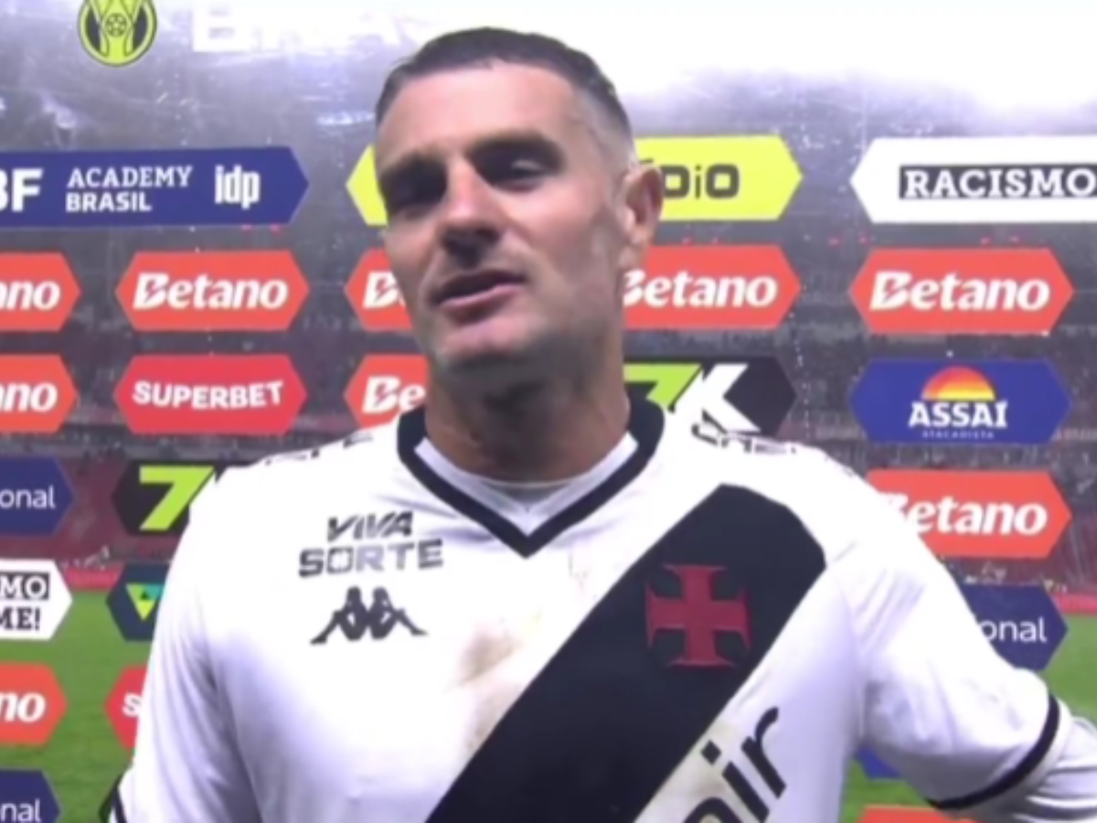 O atacante Vegetti criticou a atuação da arbitragem após a partida. Reprodução/CazéTV