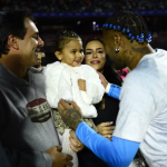 Mavie pé quente! Filha de Neymar assiste vitória do Santos na arquibancada