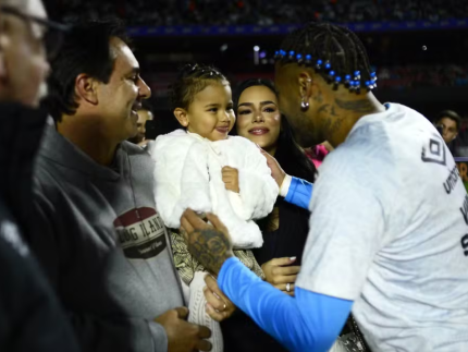 Mavie pé quente! Filha de Neymar assiste vitória do Santos na arquibancada