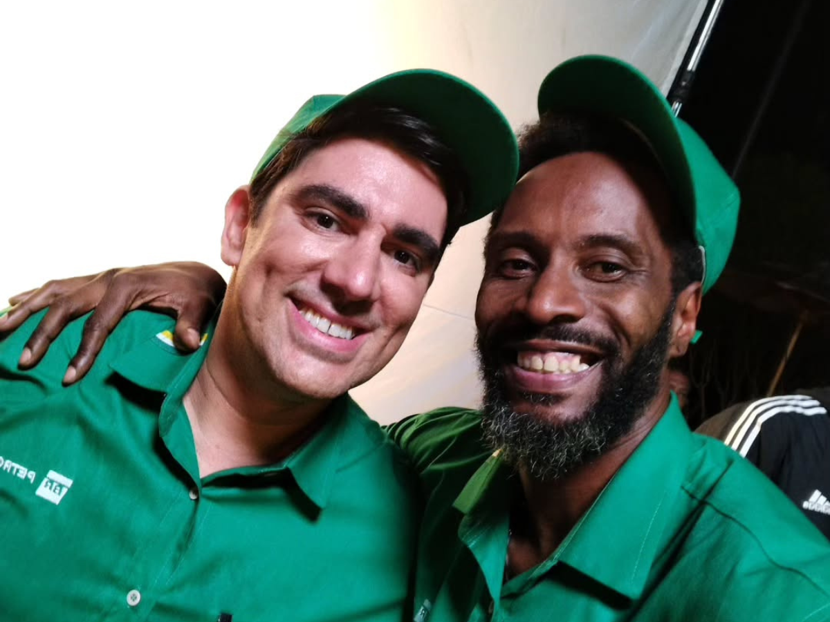 Rodrigo Oliveira em comercial com Marcelo Adnet. Reprodução/@rodrigo_augusto457