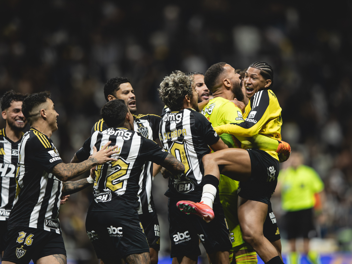 Jogadores do Galo celebram classificação com Everson, o herói da noite. Pedro Souza/Atlético