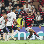 Após derrota, Vitória reclama de cartões vermelhos não aplicados contra o Flamengo