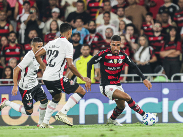 Após derrota, Vitória reclama de cartões vermelhos não aplicados contra o Flamengo