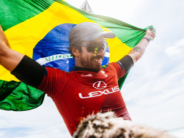 Título brasileiro na WSL: Yago Dora é campeão mundial de surf