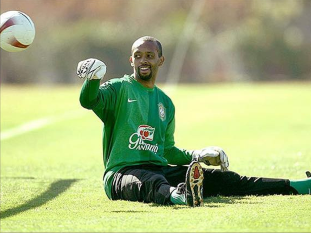 Acusado de violência doméstica, ex-goleiro do Brasil é detido por posse de arma