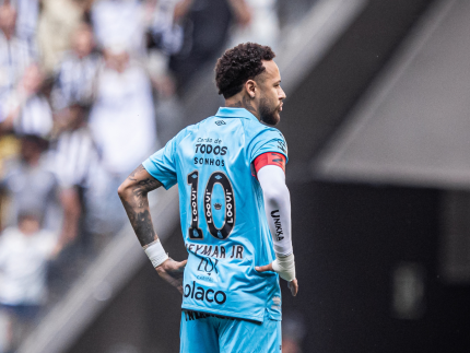 Após empate com Atlético-MG, Neymar volta a criticar gramado sintético