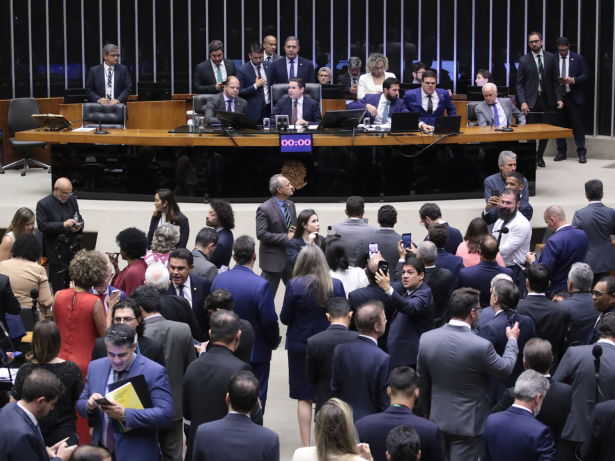 Câmara do Deputados aprova regime de urgência para projeto sobre anistia