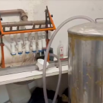Polícia fecha fábrica clandestina de bebidas e apreende 18 mil itens no interior de SP