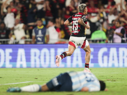 Flamengo marca no fim, vence Racing e abre vantagem na Libertadores