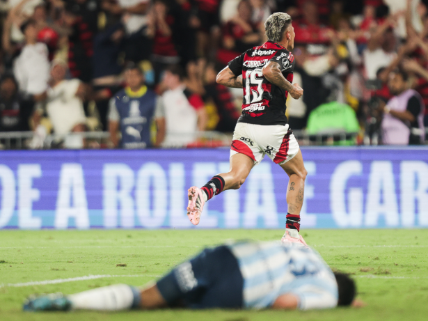 Flamengo marca no fim, vence Racing e abre vantagem na Libertadores