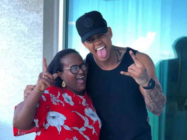 Léo Santana emociona ao se declarar para a mãe: “A verdadeira gigante é você”