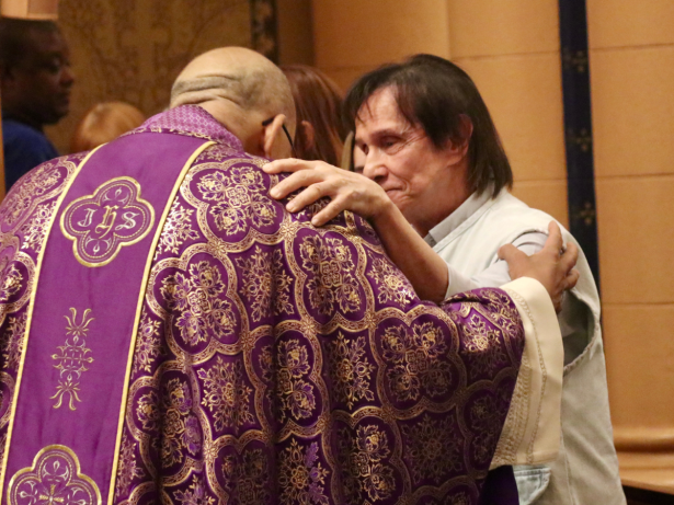 Roberto Carlos vai à missa de 7º dia da irmã, Norma Braga