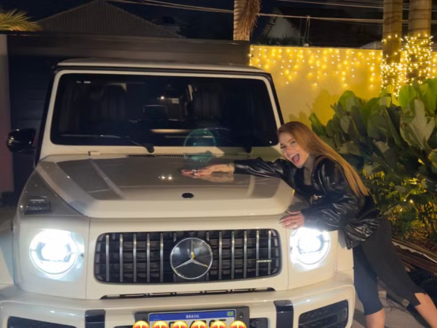 Ferrugem presenteia esposa com carro de R$ 2 milhões: “Superfeliz”