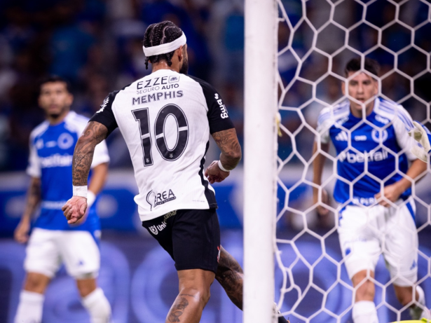 Com gol de Memphis, Corinthians vence Cruzeiro e sai na frente na Copa do Brasil