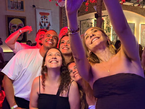 Confra de fim de ano! Apresentadores do “É de Casa” se reúnem em noite de samba