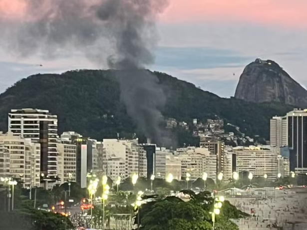 Incêndio atinge loja em Copacabana, no Rio, e deixa três feridos