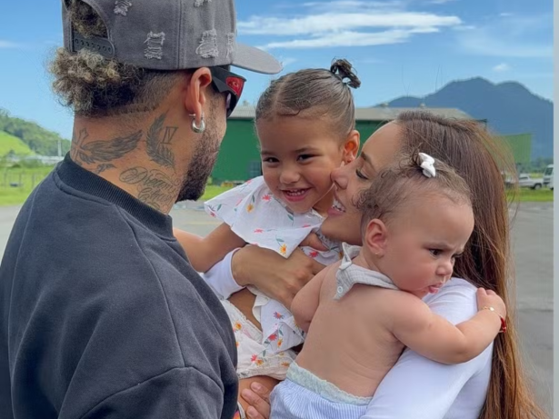 Show de fofura! Neymar e Bruna Biancardi reencontram Mavie e Mel após viagem romântica