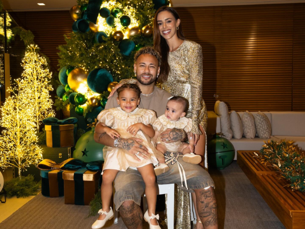 Ao lado de Bruna Biancardi e das filhas, Neymar celebra Natal em família
