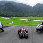 Neymar posa com jatinho, helicóptero e Batmóvel. Saiba o valor da frota!