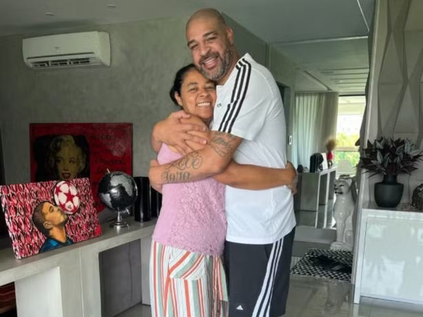 Adriano Imperador faz alerta após mãe perder R$15 mil em golpe: “Amanhã pode ser vocês”