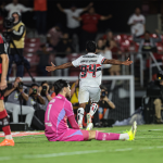 De virada, São Paulo supera Flamengo e estreia no Brasileirão com vitória