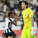 Em meio à crise nos bastidores, Botafogo goleia o Cruzeiro na estreia do Brasileirão
