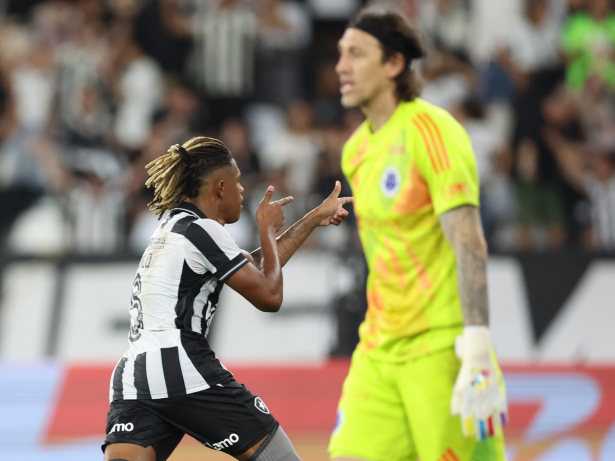 Em meio à crise nos bastidores, Botafogo goleia o Cruzeiro na estreia do Brasileirão