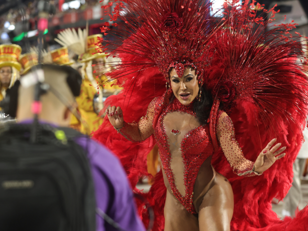 Bateria sem rainha? Gracyanne Barbosa se atrasa e perde início do desfile da União da Ilha