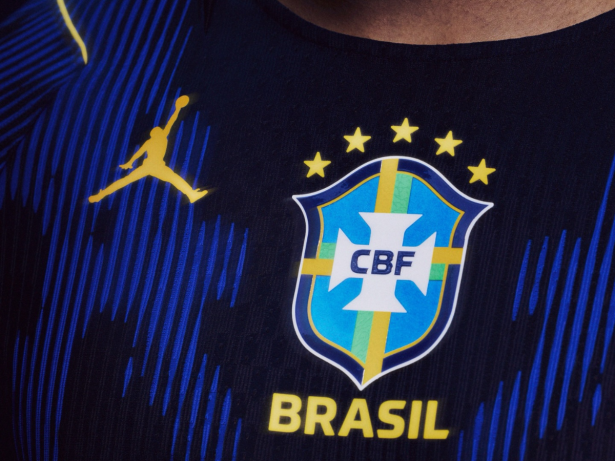 Seleção Brasileira apresenta uniforme azul para a Copa do Mundo. Veja fotos!