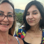 Mãe de jovem esfaqueada por negar namoro celebra 1º passeio da filha após alta