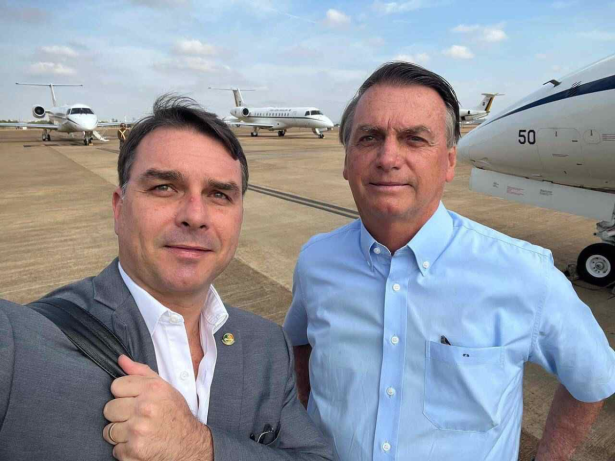 Bolsonaro define advogados autorizados a visitá-lo; lista inclui Flávio e ex-ministro