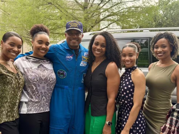 Astronauta da Artemis II posta foto com família e celebra: “Missão cumprida”