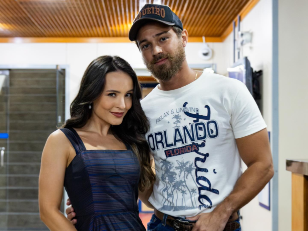 Larissa Manoela celebra estreia de André Luiz Frambach em “Coração Acelerado”