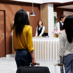 Adeus ficha de papel: sistema novo vai mudar o check-in em hotéis no Brasil