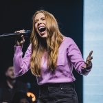 Julliany Souza divide cena com Gabriela Rocha, Nívea Soares e Diante do Trono em audiovisual